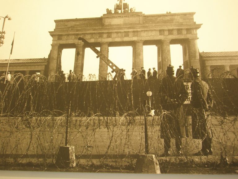 Pad Berlinskog zida - problem Istoka i Zapada